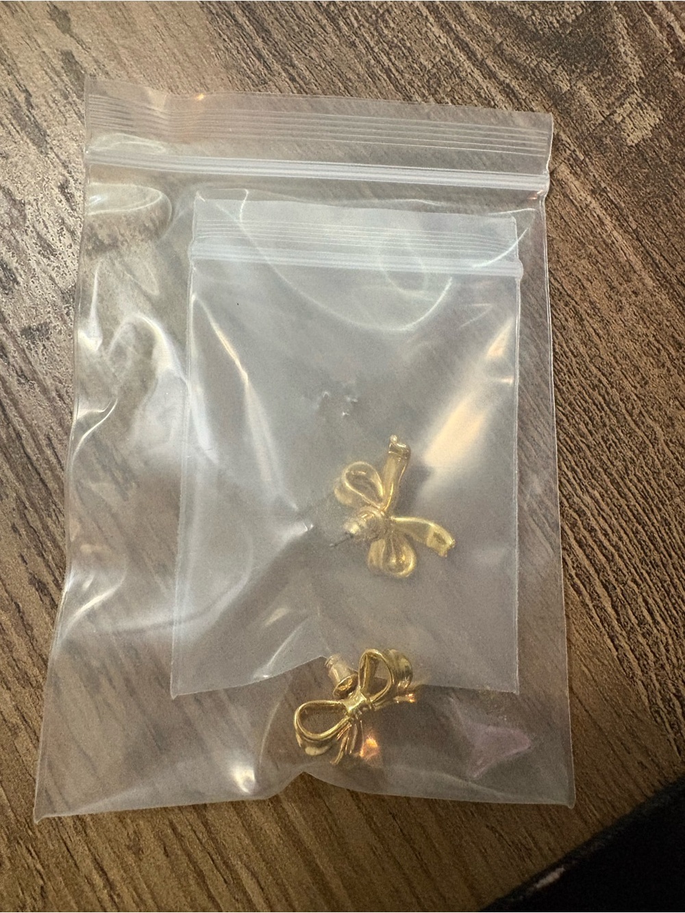 Gold bow stud earrings NWOT - Picture 2 of 2